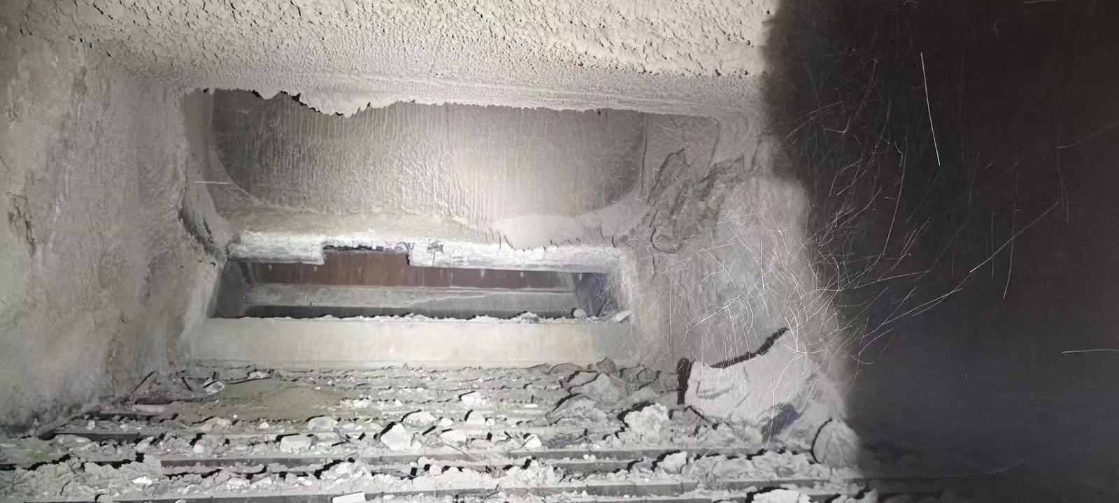 Rear arch of the uncoated boiler with irregular deposits