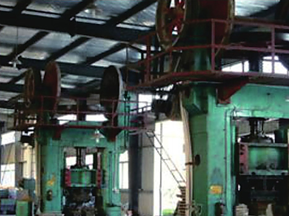 630 semi-automatic press at the Zhejiang Shengao Refractory production base