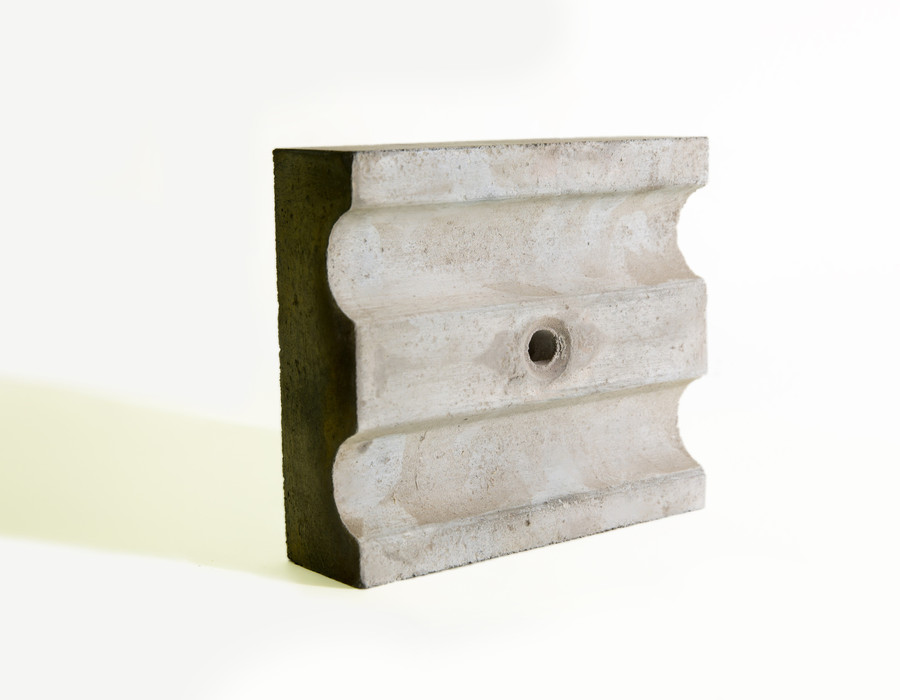 Wear-resistant and erosion-resistant refractory castable