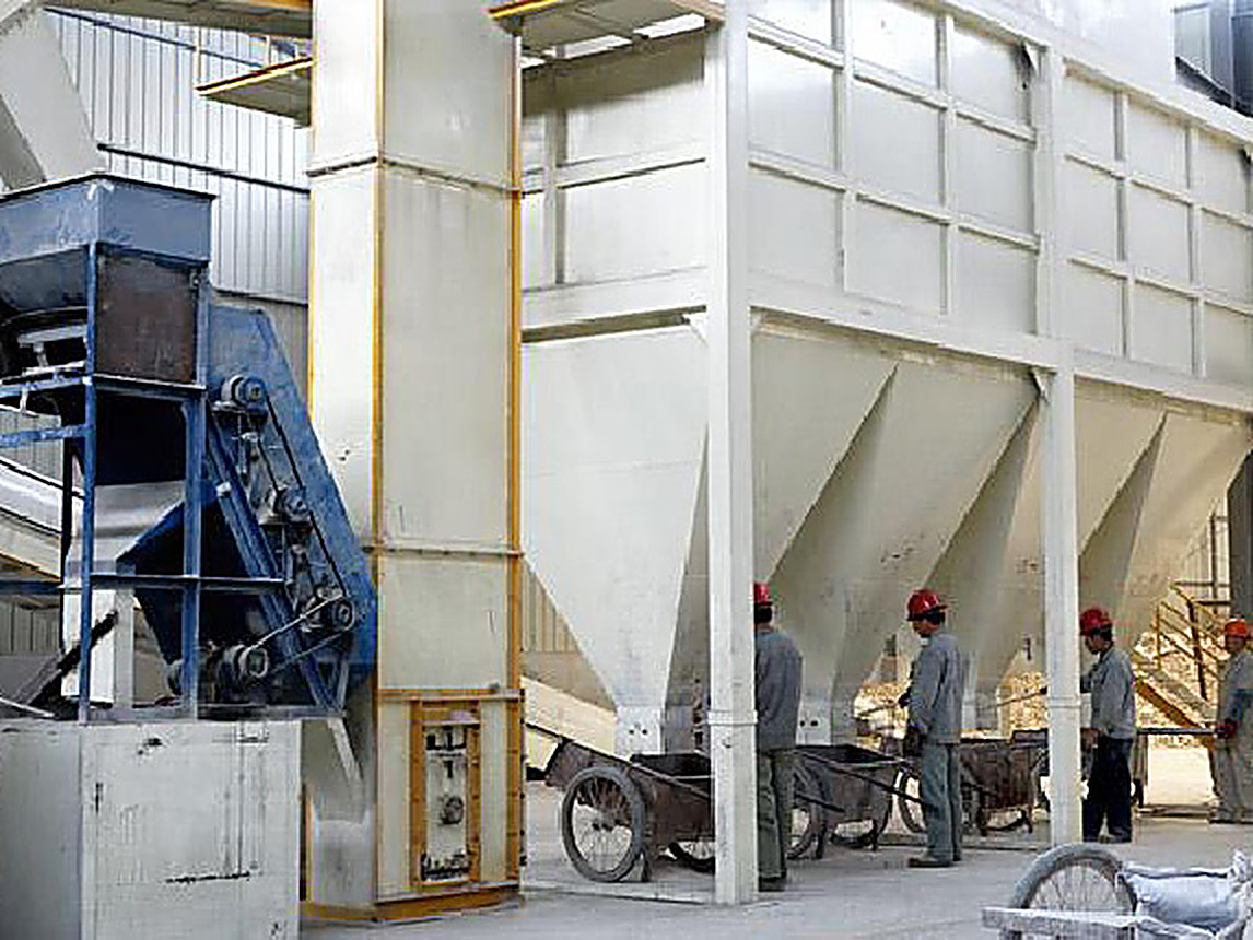 Production equipment at the Zhejiang Shengao Refractory production base