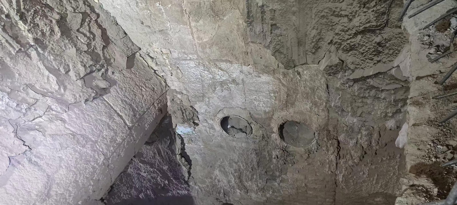 Side wall of front and rear arches with de-slagging ports